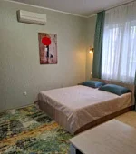 "3х-местный с двуспальной кроватью и диваном"