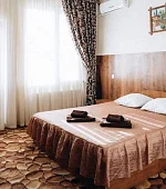 "Полулюкс с двуспальной кроватью"