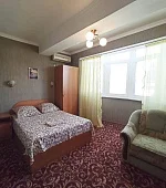 "Номер с двуспальной кроватью и собственным санузлом вне номера" "Номер с двуспальной кроватью и собственным санузлом вне номера"