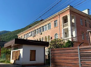Отдых в Гагре 3х-комнатная  Генерала Дбар 49 кв 15 - снять посуточно