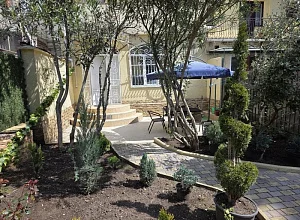 Ялта "На Набережной с двором и парковкой"   - квартиры снять посуточно