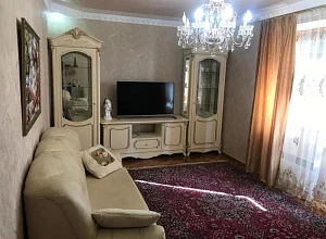 Отдых в Гагре 3х-комнатная  Лакоба 10 кв 36 - квартиры снять посуточно