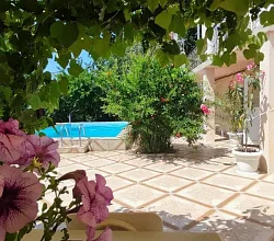 "Дом с бассейном"