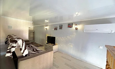 "Двухуровневая" 1-комнатная квартира, Геленджик Фото: 1 из 11