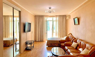 "Современная квартира в центре Ялты" 2х-комнатная квартира, Ялта Фото: 1 из 17