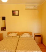 "С удобствами, кондиционером и холодильником"