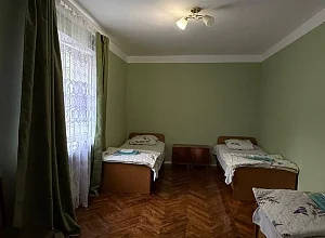 Отдых в Новом Афоне 3х-комнатная  Лакоба 60 кв 13 - снять посуточно